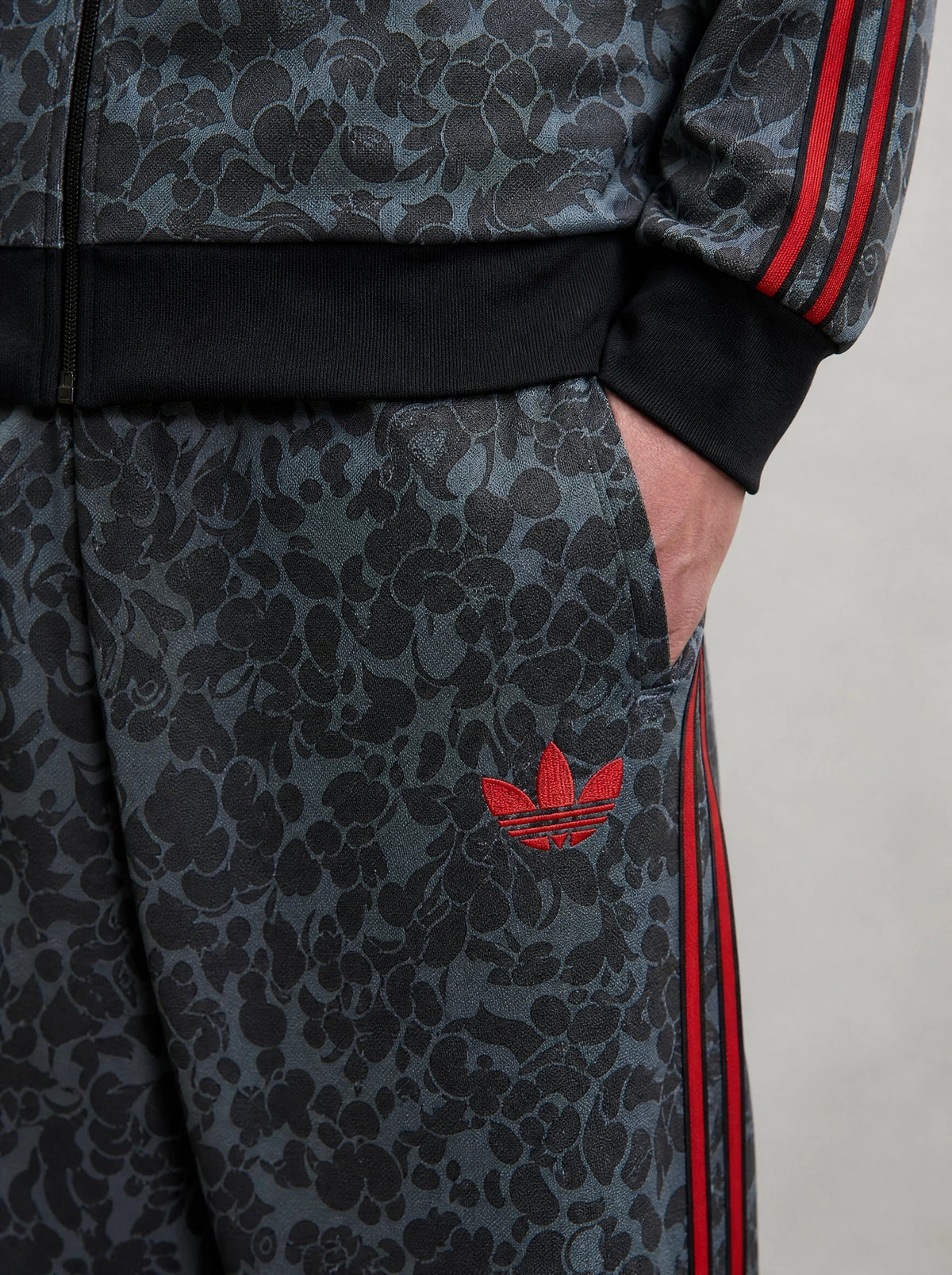 Adidas Kamuflaj Desenli Fermuarlı Eşofman Takımı Siyah Kırmızı